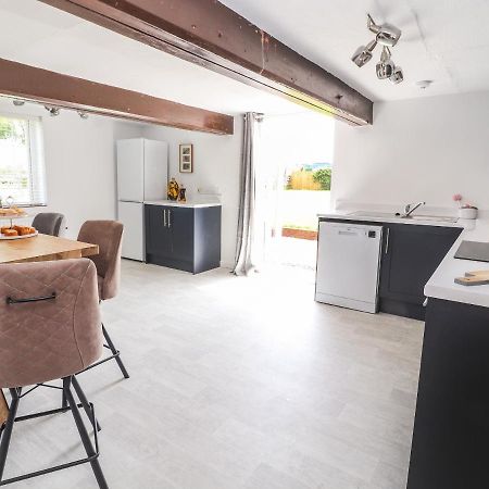 Hill Farm Villa Нантуич Екстериор снимка
